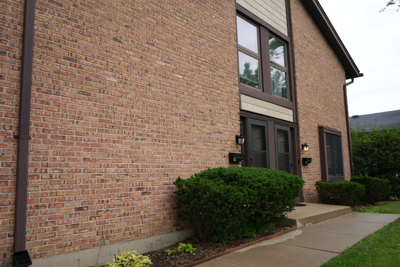 8234 Portsmouth Dr. #D, Darien, IL 60561