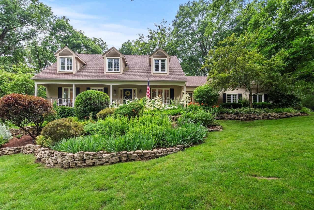 124 Hidden Oaks Dr., Barrington, IL 60010