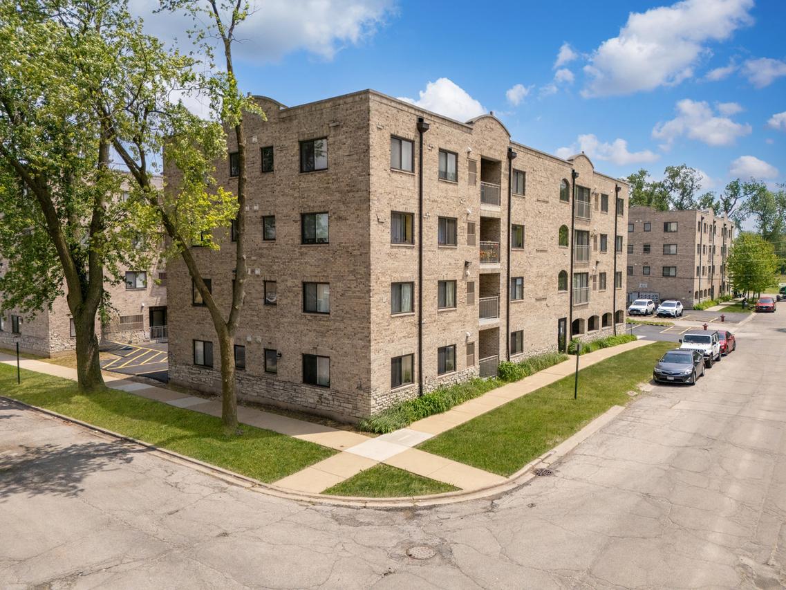 7335 Oakwood Ave. #2E, Lyons, IL 60534