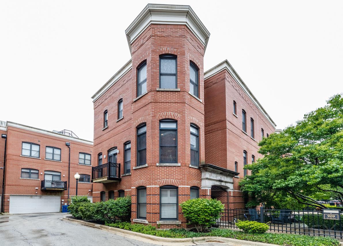 909 W Village Ct., Chicago, IL 60608