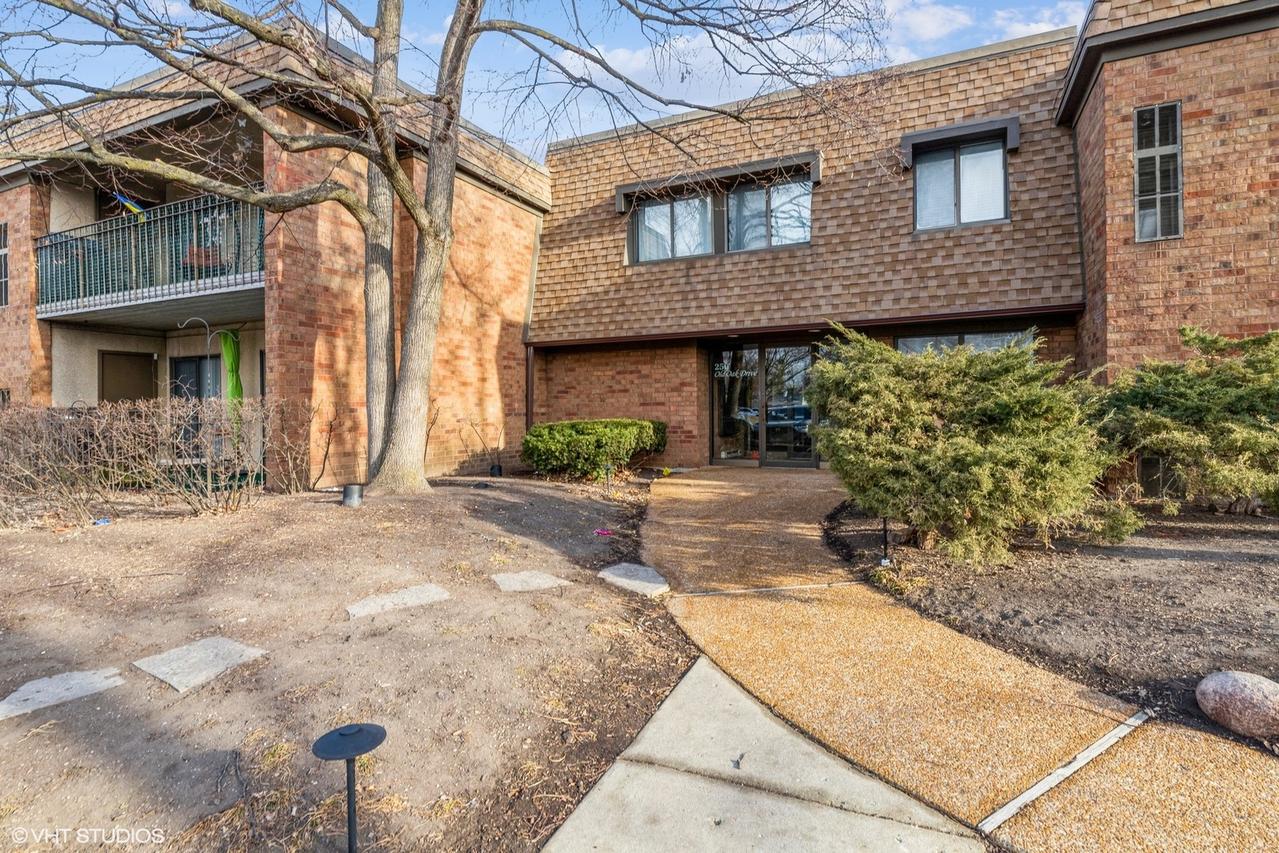 250 Old Oak Dr. #275, Buffalo Grove, IL 60089