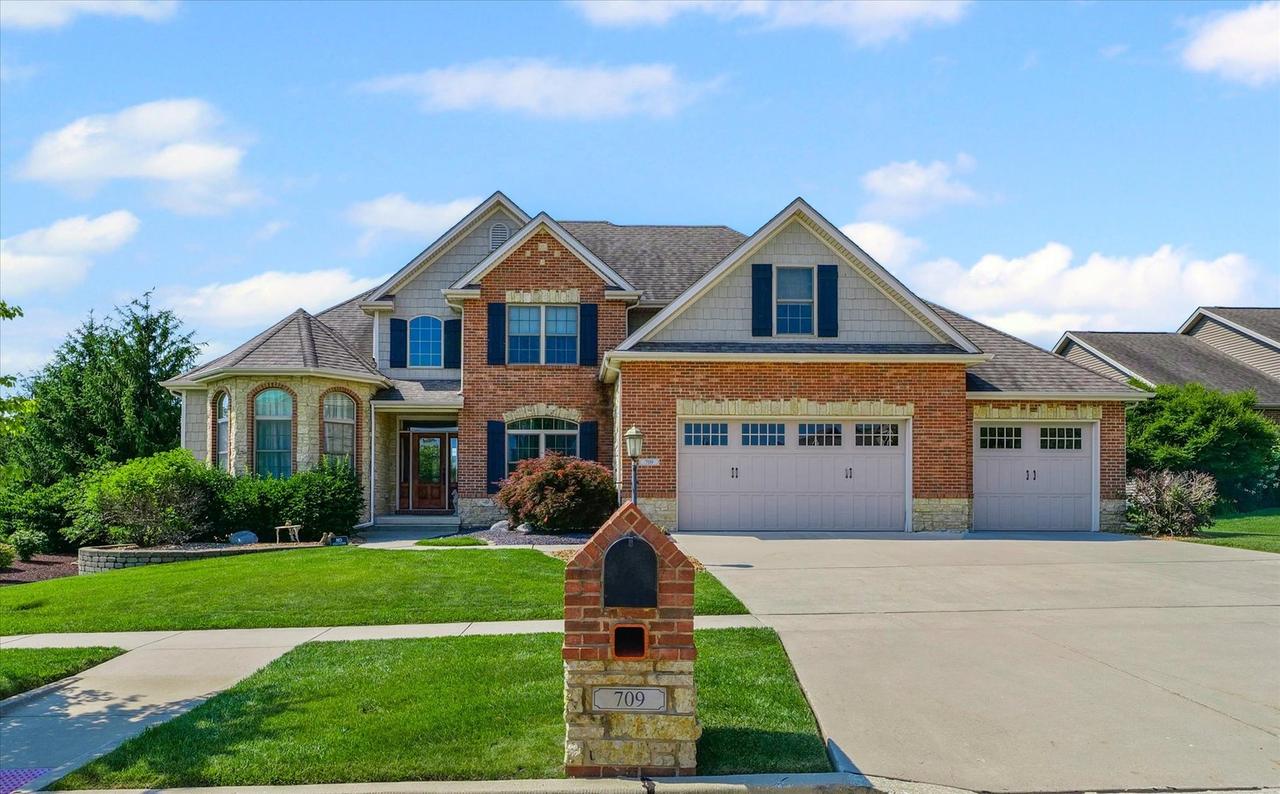 709 Lake Falls Blvd., Savoy, IL 61874