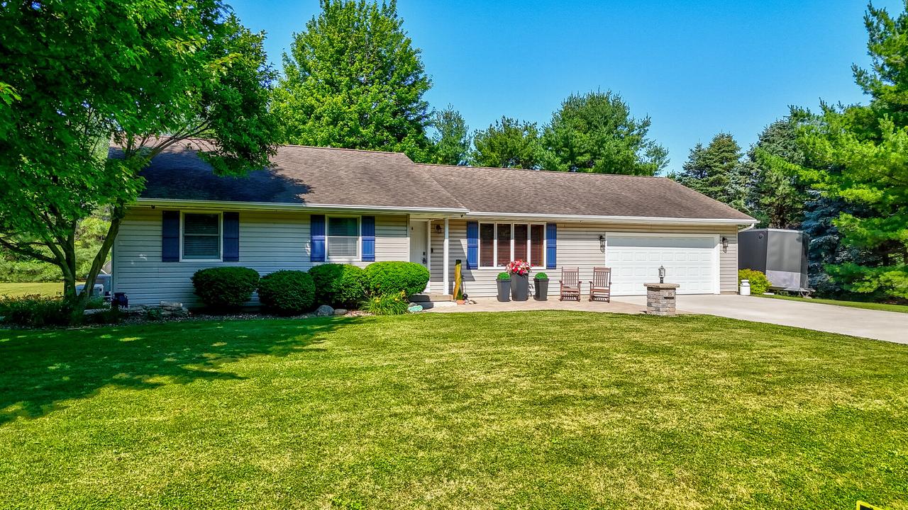 35 Burr Oak Dr., Lostant, IL 61334