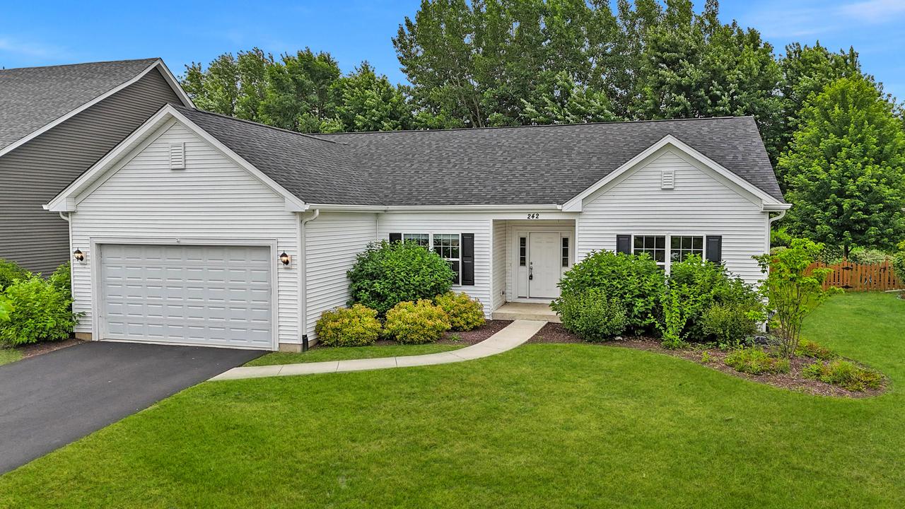 242 Alden Dr., Sycamore, IL 60178