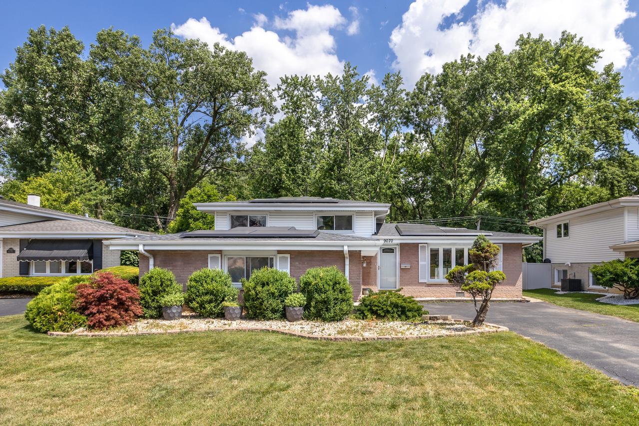 9070 Shady Ln., Hickory Hills, IL 60457