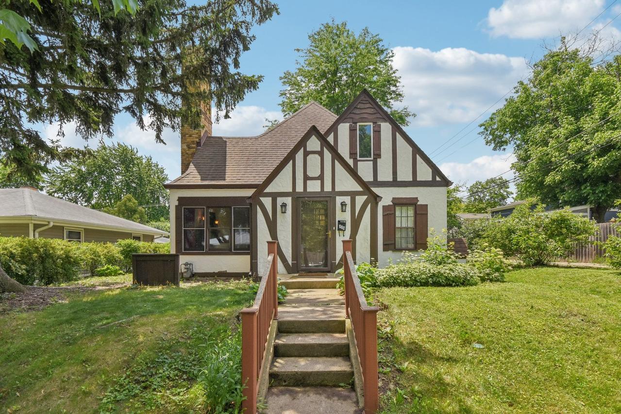 328 N Shaddle Ave., Mundelein, IL 60060