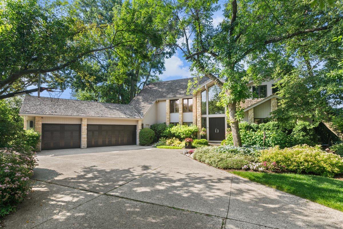 390 Landis Ln., Deerfield, IL 60015