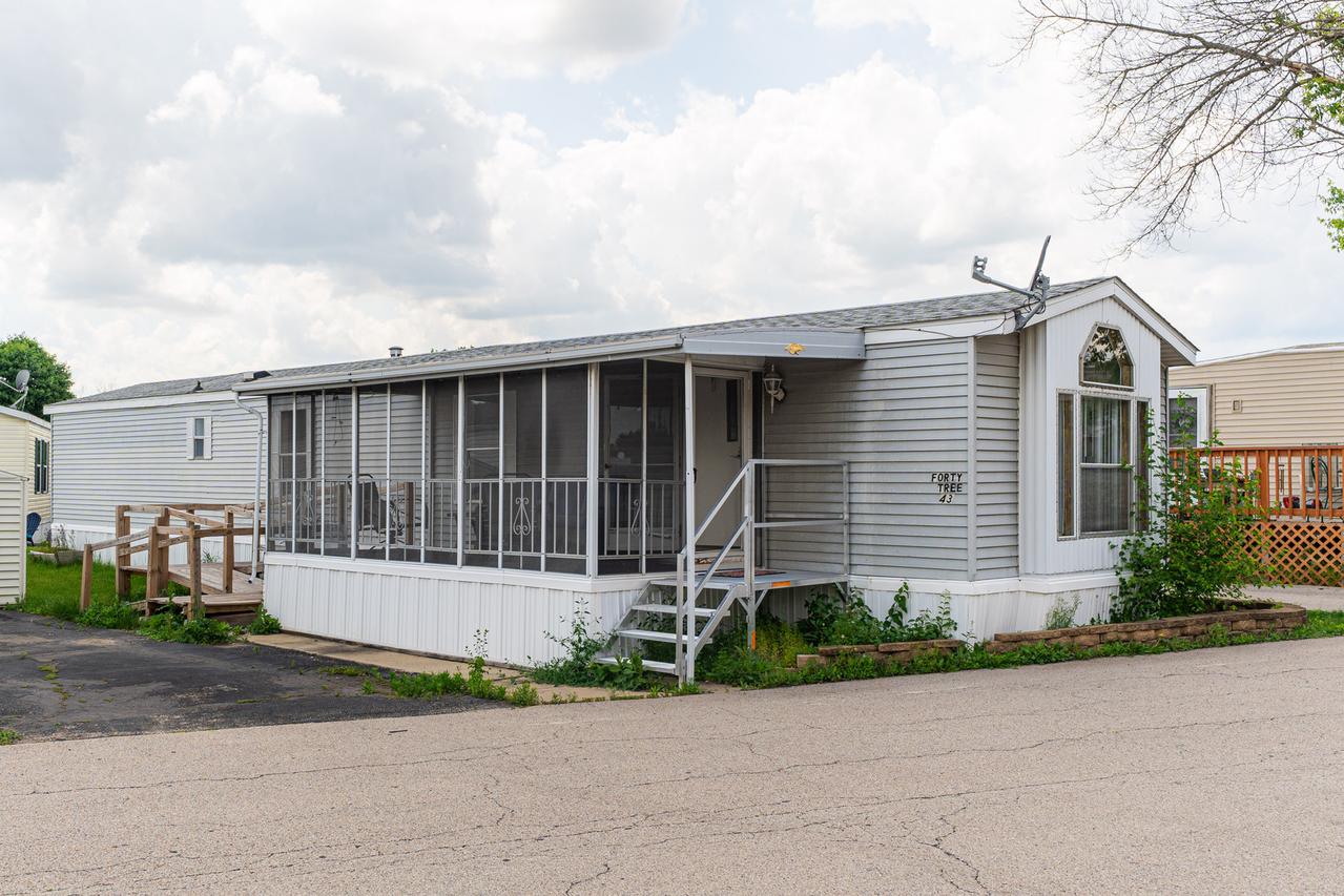 27w370 Geneva Rd. #43, West Chicago, IL 60185