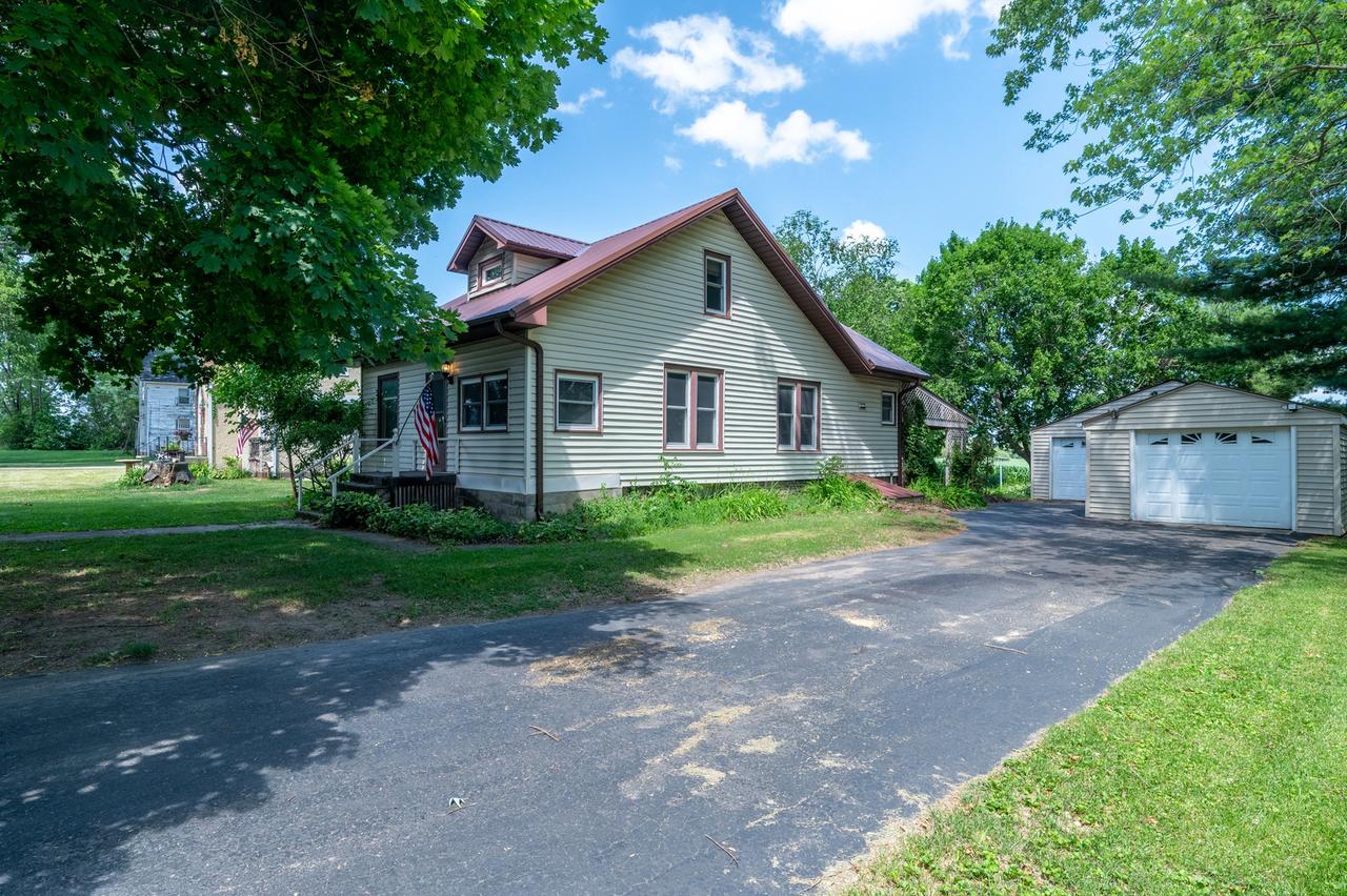 407 Garfield St., Leaf River, IL 61047