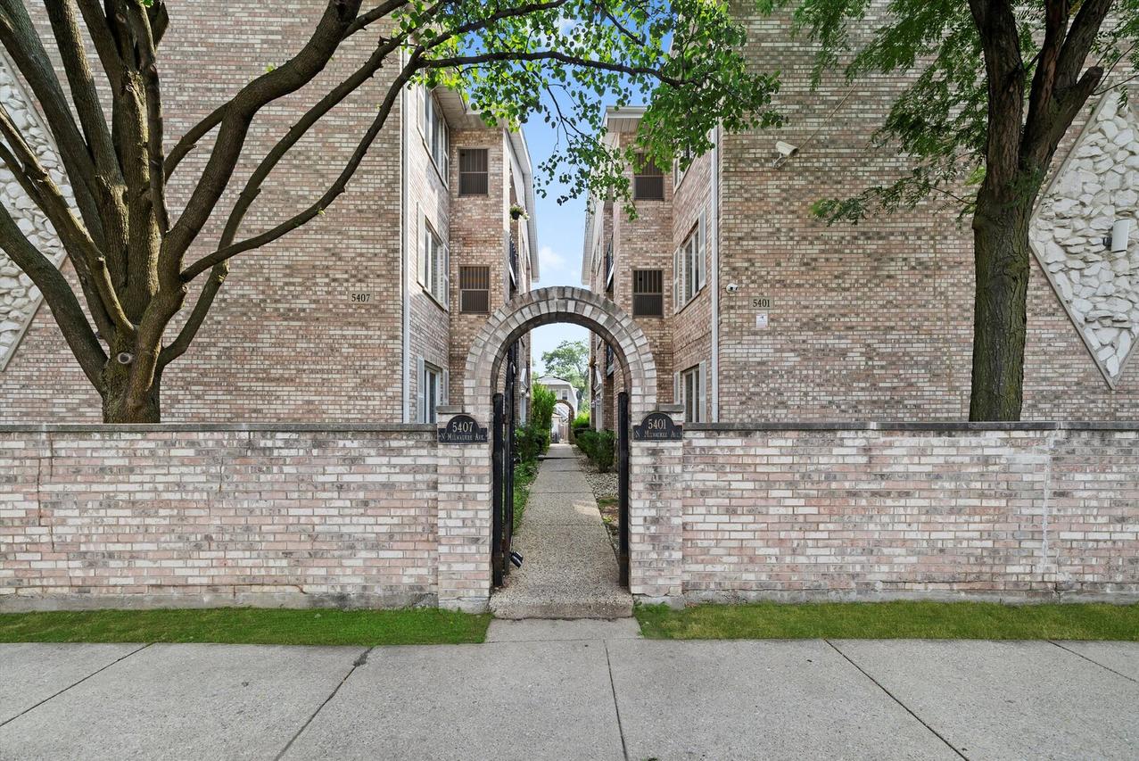 5407 N Milwaukee Ave. #2B, Chicago, IL 60630