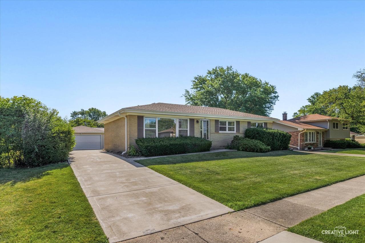 525 Raymond Ct., Schaumburg, IL 60193