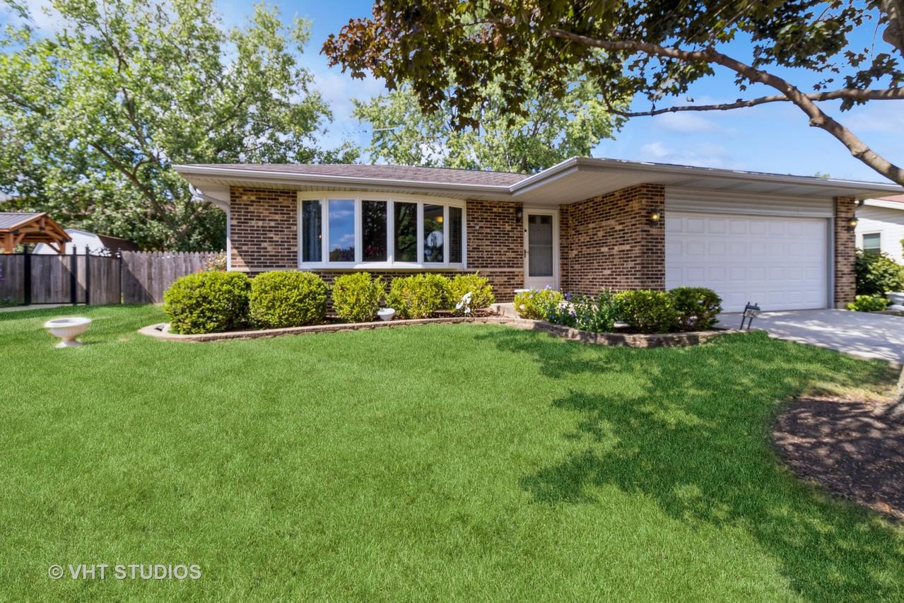 1942 Trail Ridge St., Arlington Heights, IL 60004
