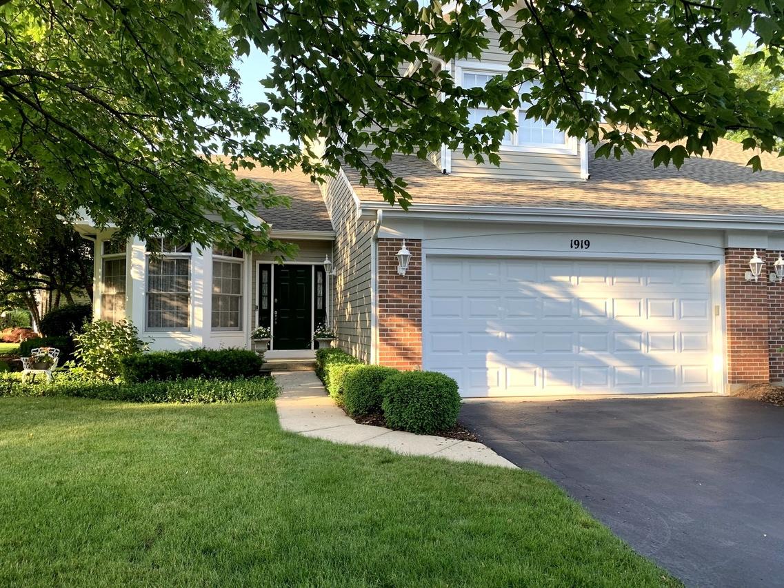 1919 Waverly Cir., St. Charles, IL 60174