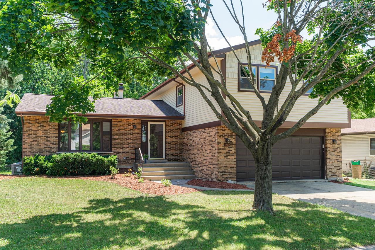 1707 Roosa Ln., Elk Grove Village, IL 60007