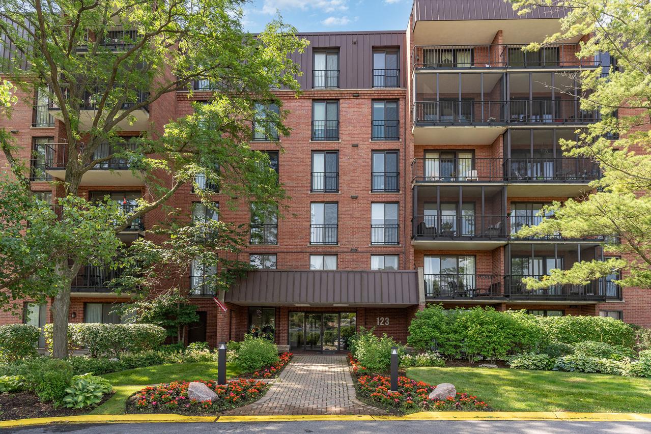 123 Acacia Cir. #314, Indian Head Park, IL 60525