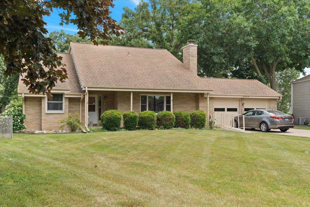 225 Ironwood Dr., Lindenhurst, IL 60046