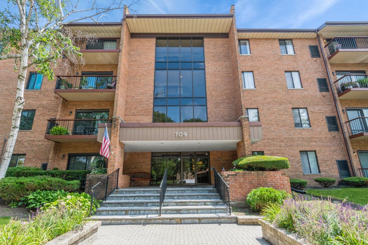 709 79th St. #401, Darien, IL 60561