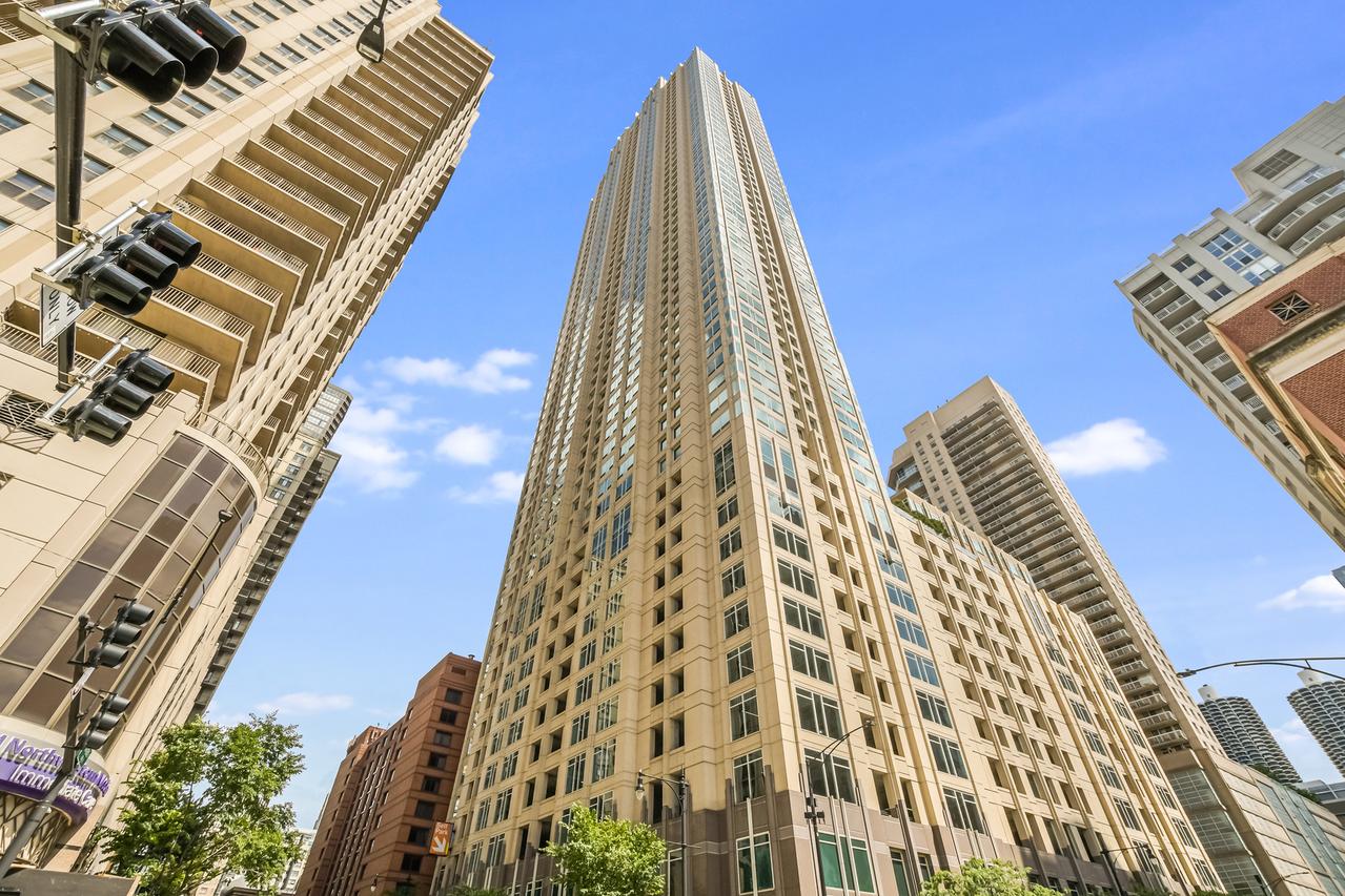 33 W Ontario St. #TH5, Chicago, IL 60654