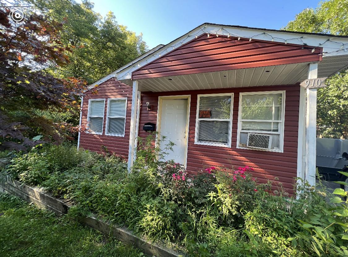 910 Cummings Ave., Waukegan, IL 60085