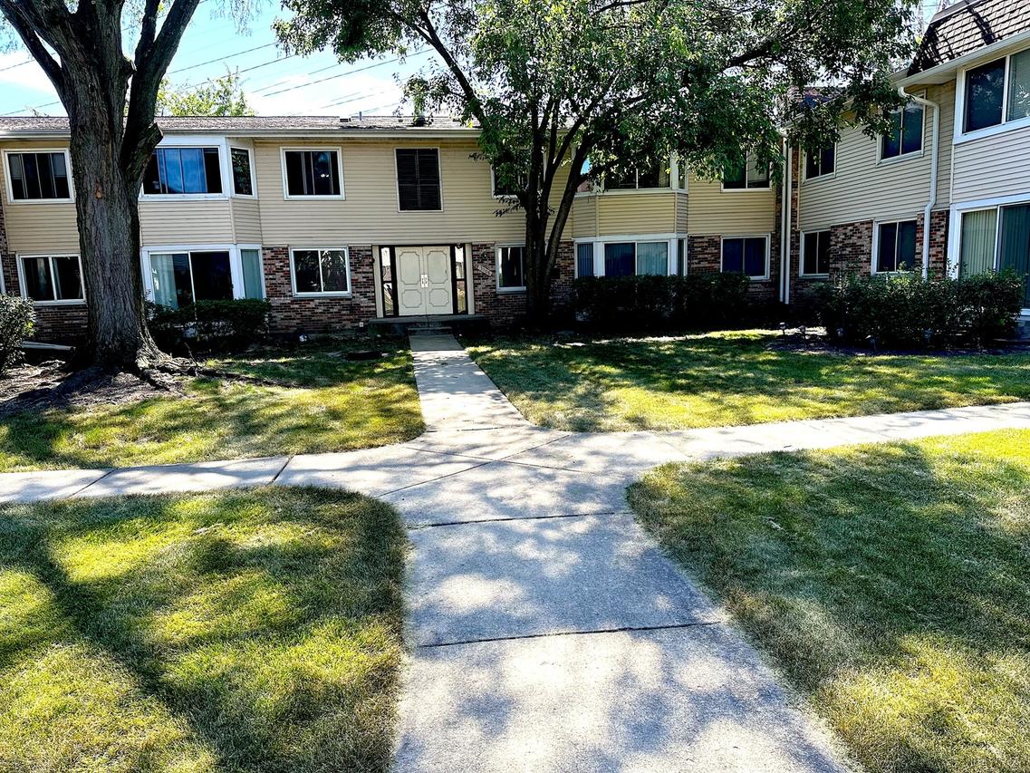 3108 Roberts Dr. #6, Woodridge, IL 60517
