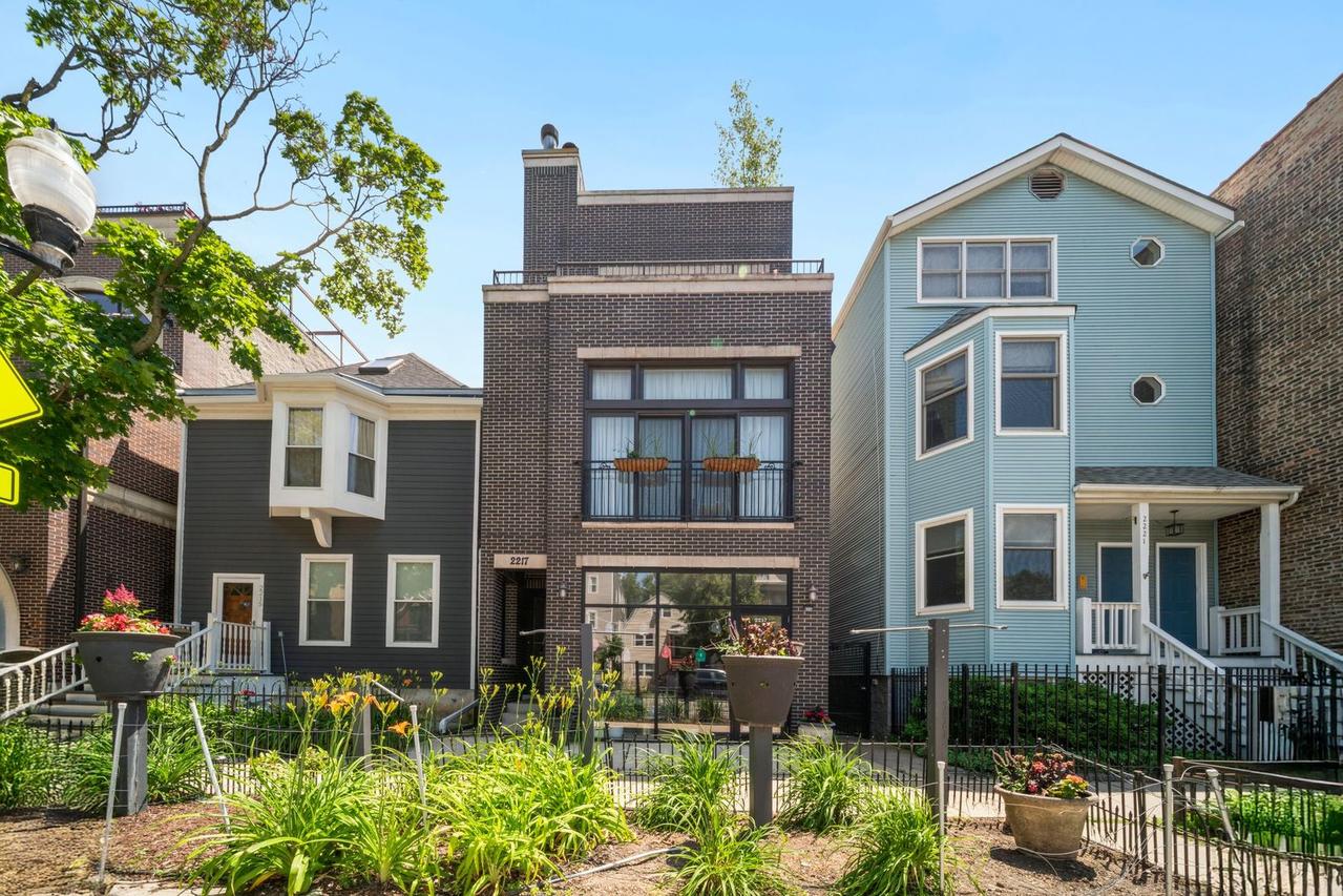 2217 W Roscoe St. #3, Chicago, IL 60618
