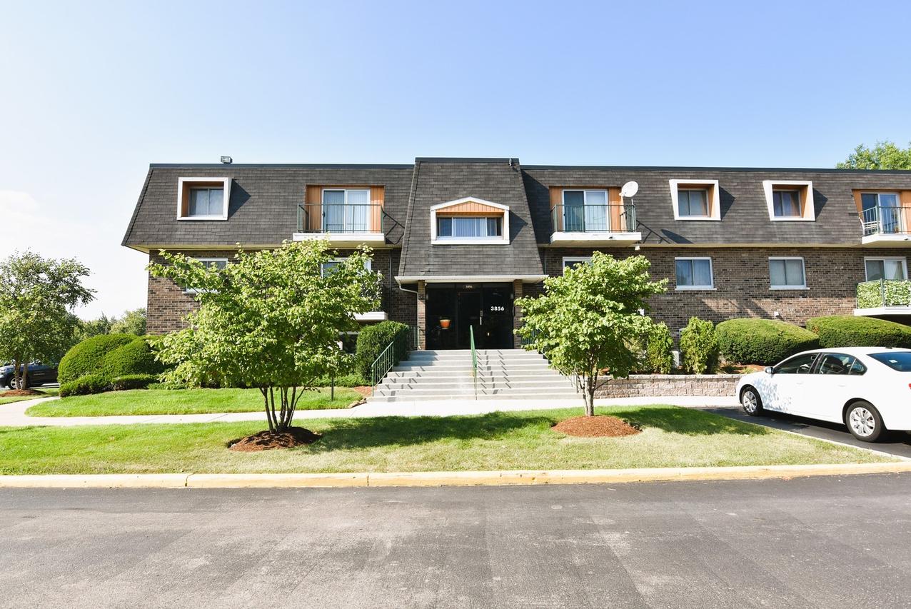 3856 S Parkway Dr. #1E, Northbrook, IL 60062