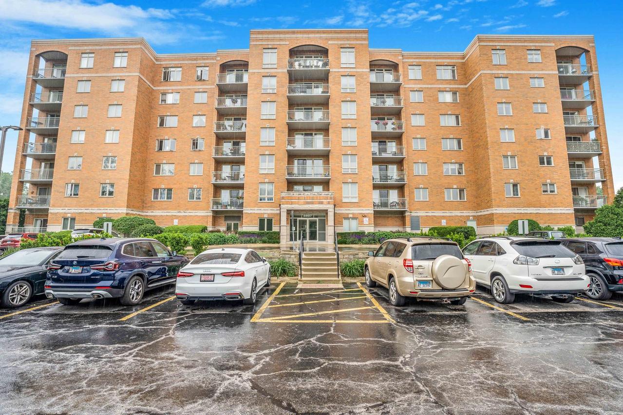 6807 N Milwaukee Ave. #411, Niles, IL 60714
