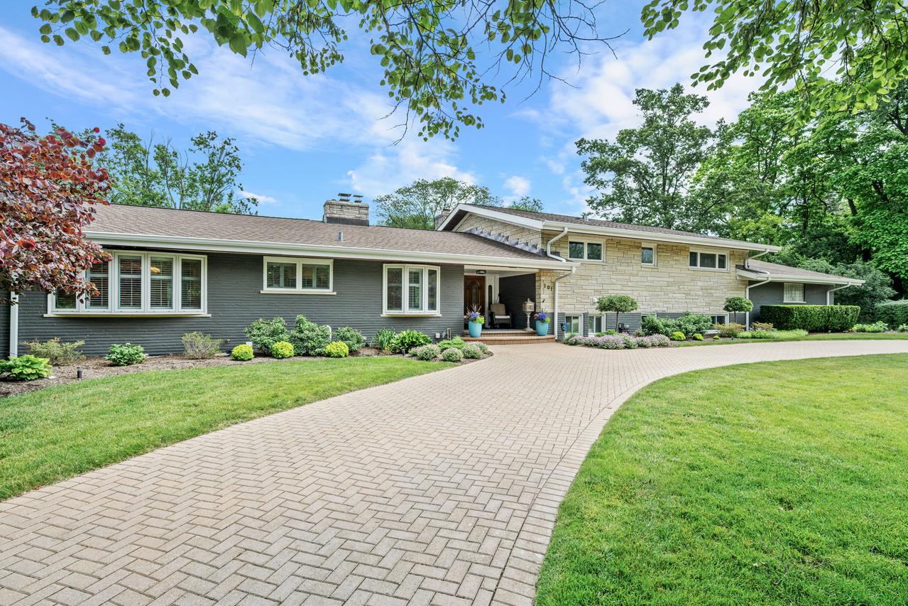 301 Crabtree Ln., Glenview, IL 60025