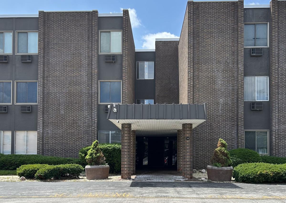 1117 Leavitt Ave. #110, Flossmoor, IL 60422