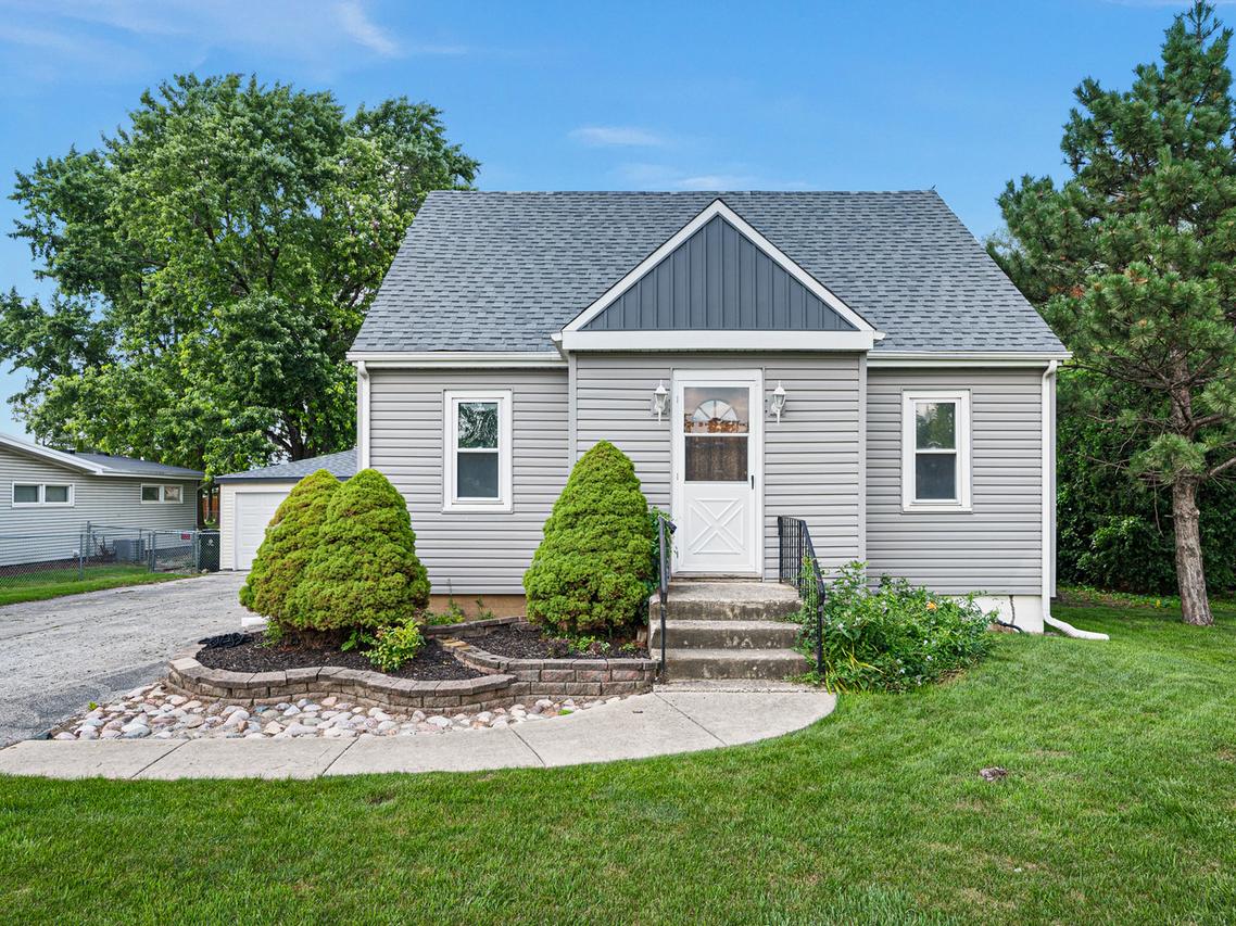 345 Elmhurst St., Wood Dale, IL 60191