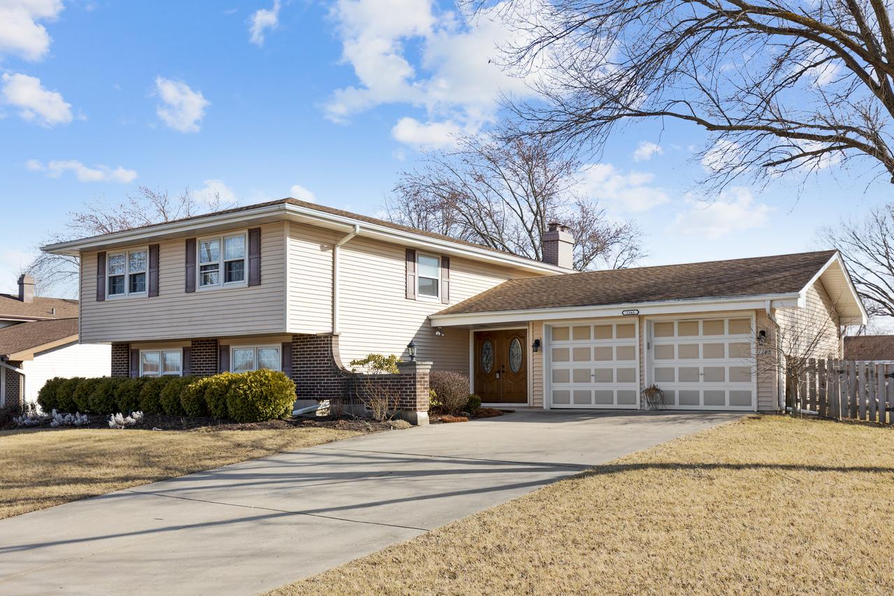 1165 Mayfield Ln., Hoffman Estates, IL 60169