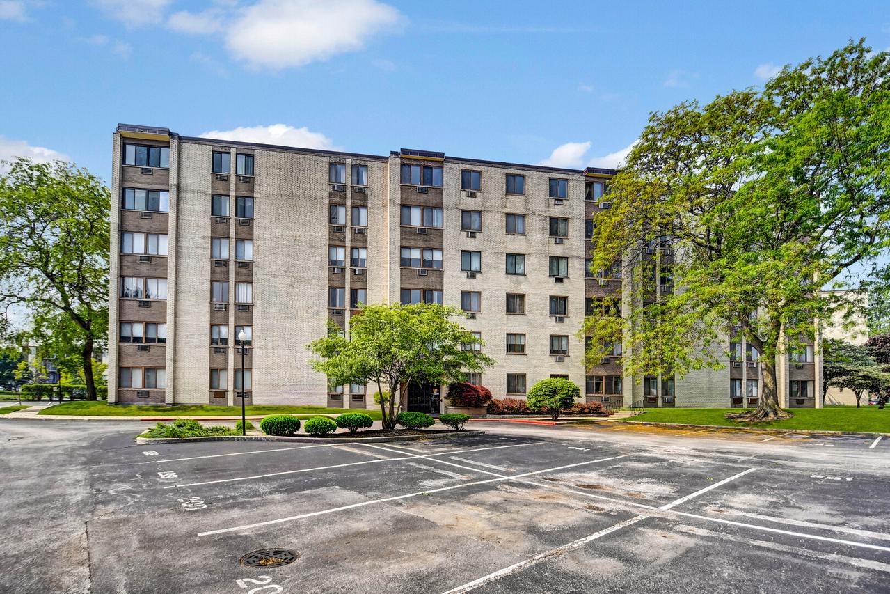 9740 S Pulaski Rd. #306, Oak Lawn, IL 60453