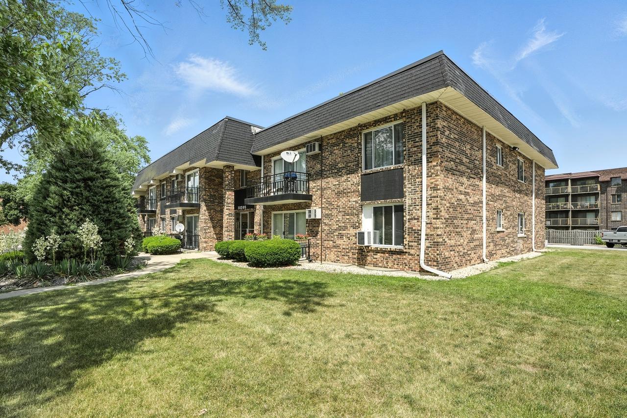 18205 Hart Dr. #2B, Homewood, IL 60430