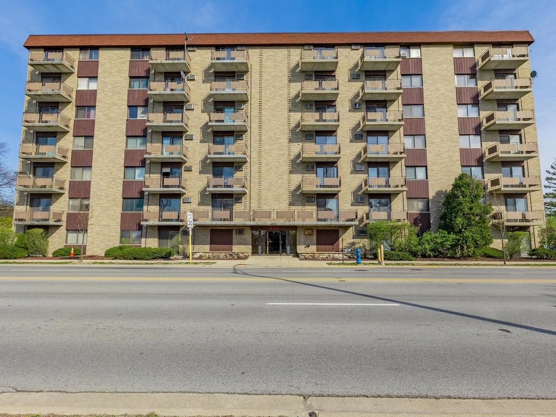 850 Des Plaines Ave. #207, Forest Park, IL 60130