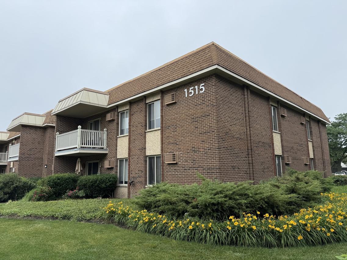 1515 E Churchill Dr. #205, Palatine, IL 60074