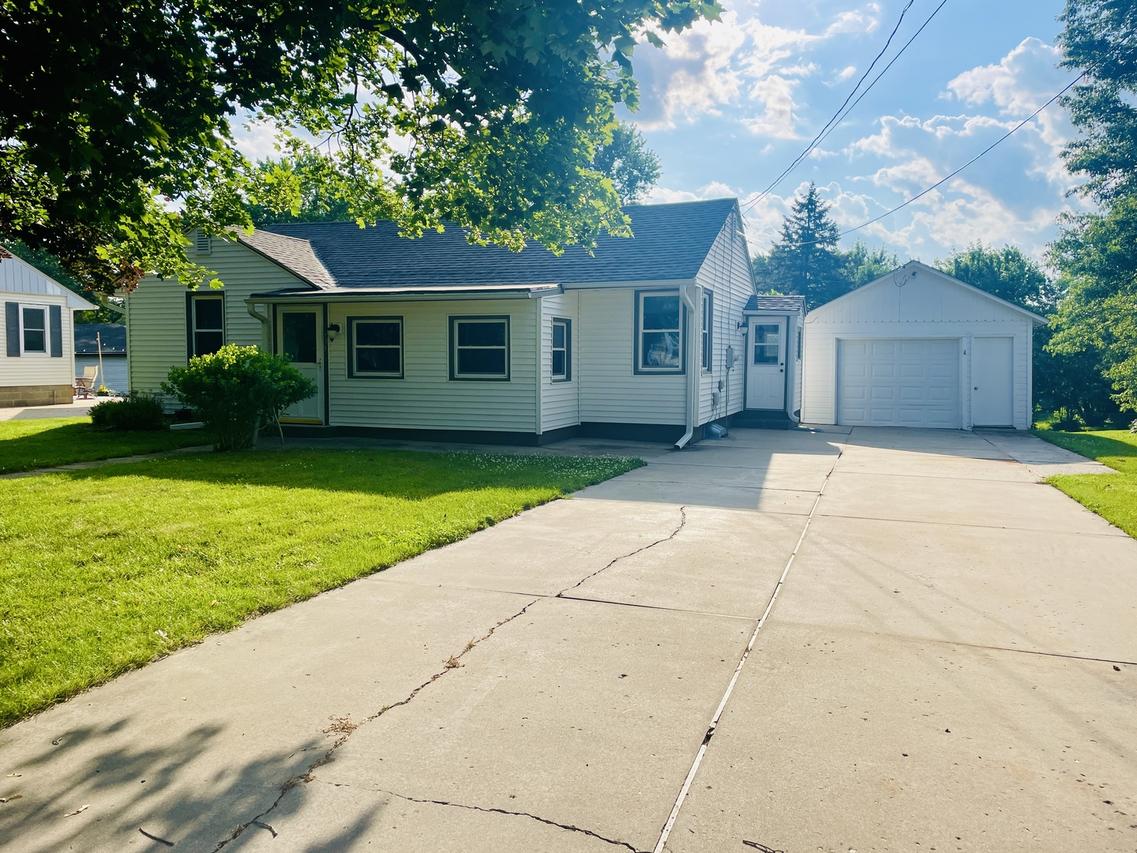 705 S 7th St., Oregon, IL 61061