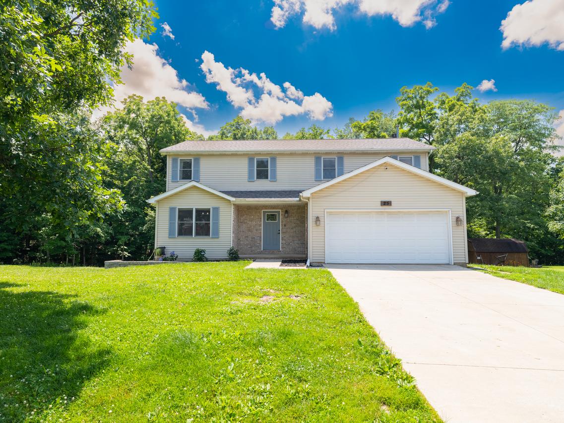 25 Greenbriar Rd., Mackinaw, IL 61755