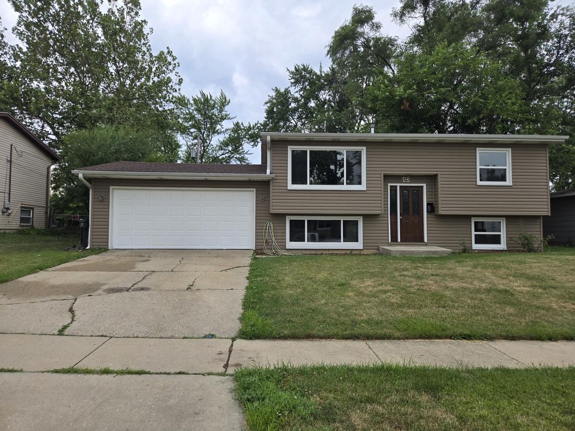 423 W Walnut Dr., Streamwood, IL 60107