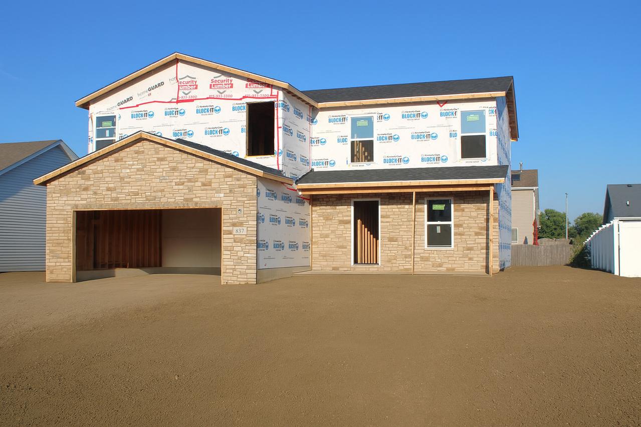 837 Blackhawk Dr., Braidwood, IL 60408