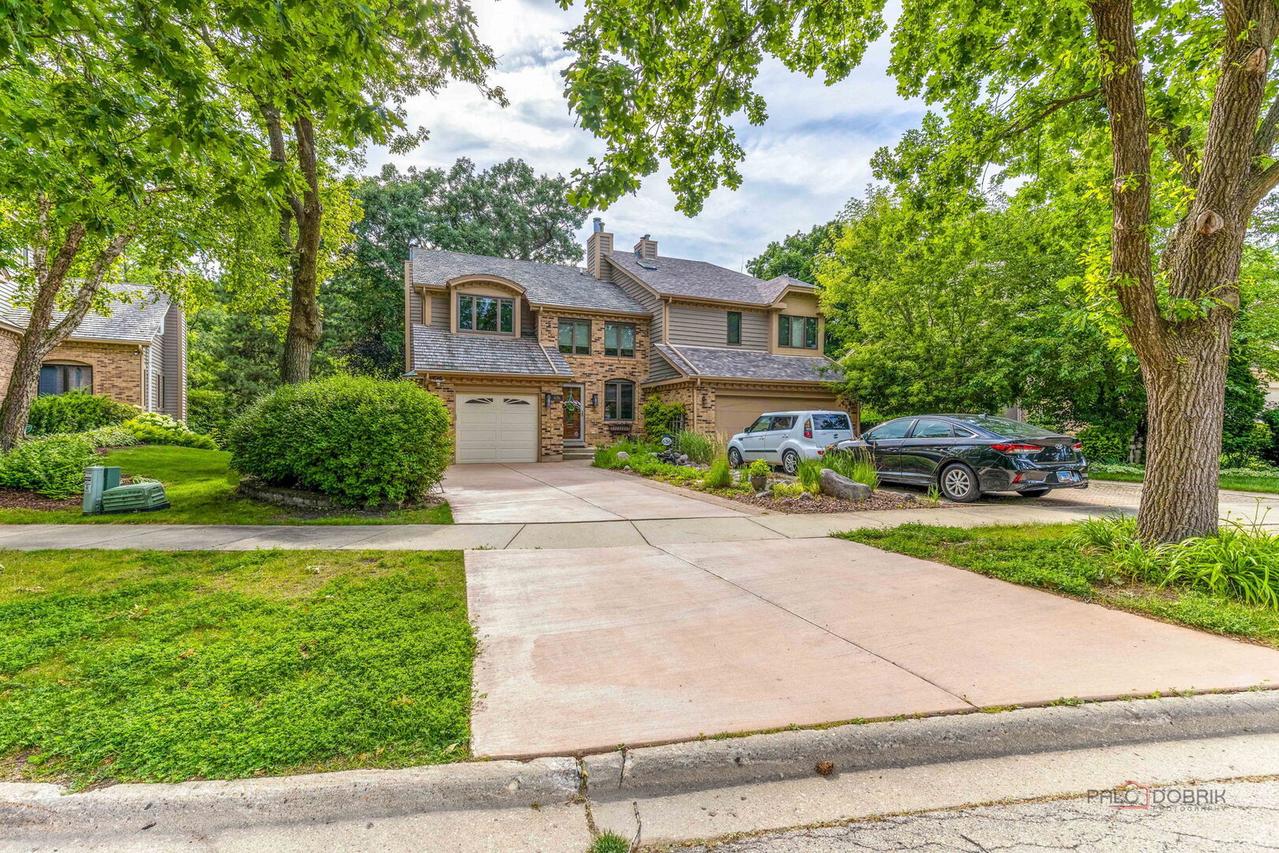 636 Walnut Oaks Dr., Roselle, IL 60172