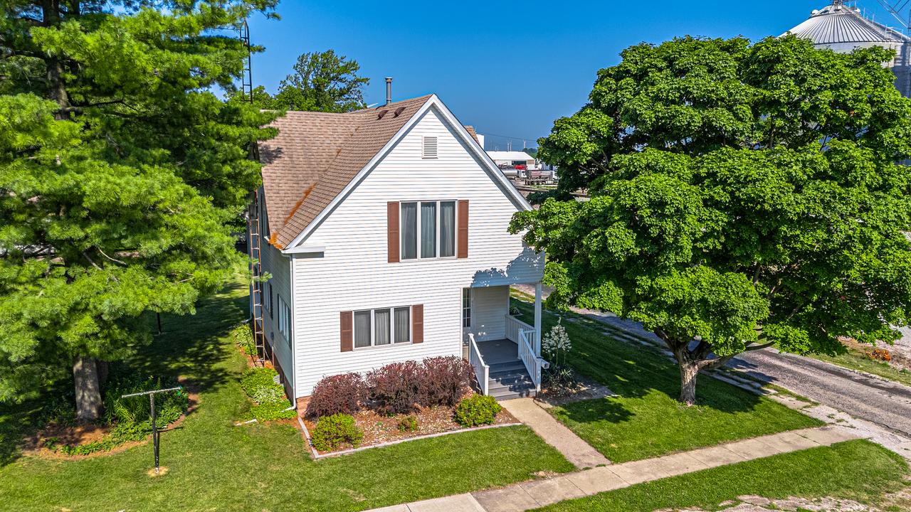 102 S Oak St., Arrowsmith, IL 61722