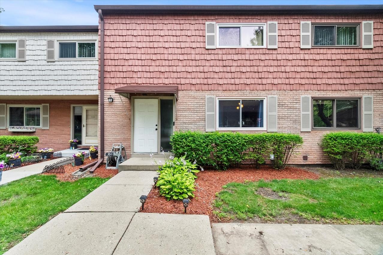 425 Commanche Tr., Wheeling, IL 60090
