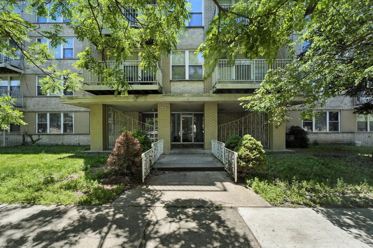 2501 W Touhy Ave. #105, Chicago, IL 60645