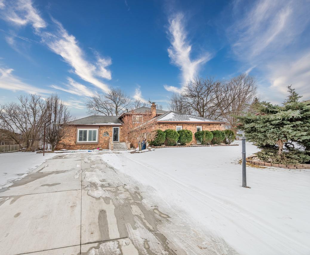 8821 W 100th St St., Palos Hills, IL 60465