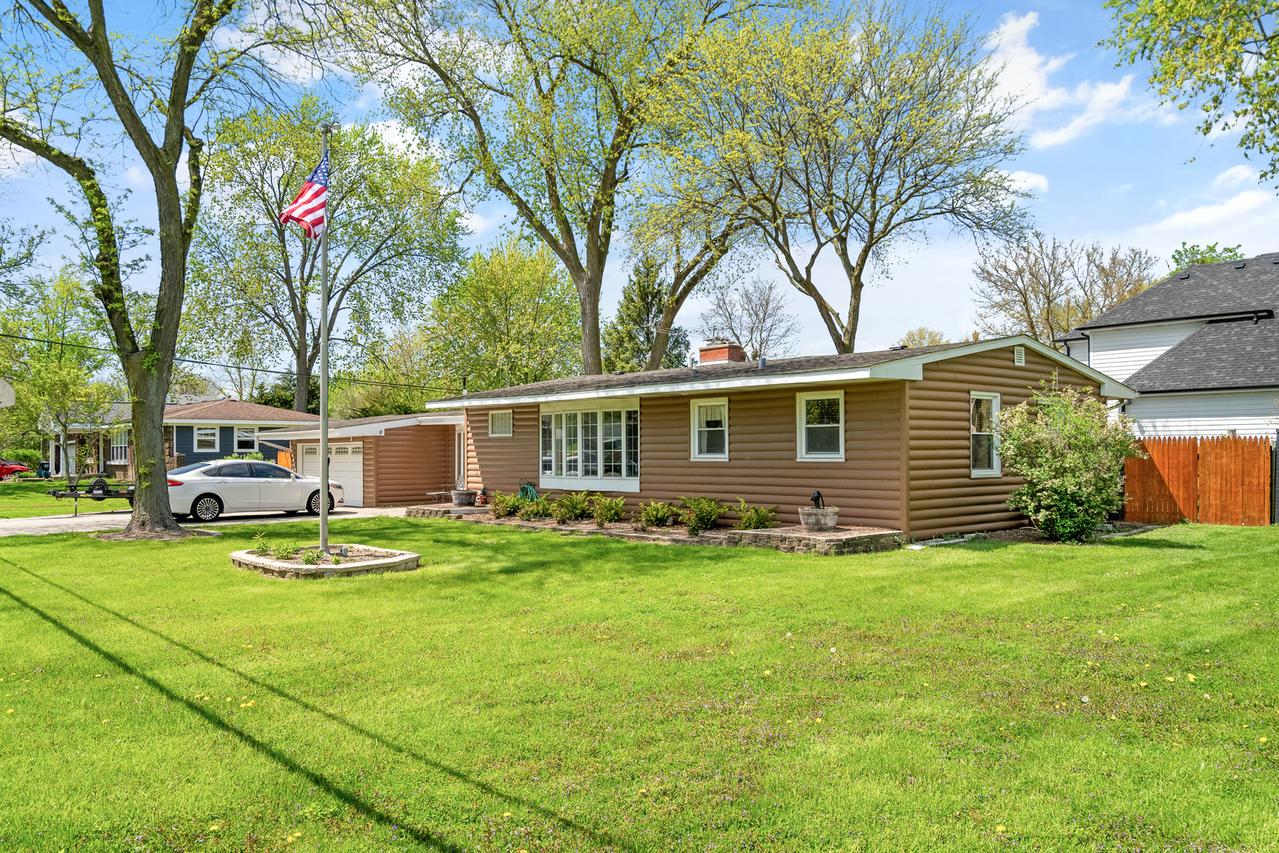 150 W 74th St., Burr Ridge, IL 60527