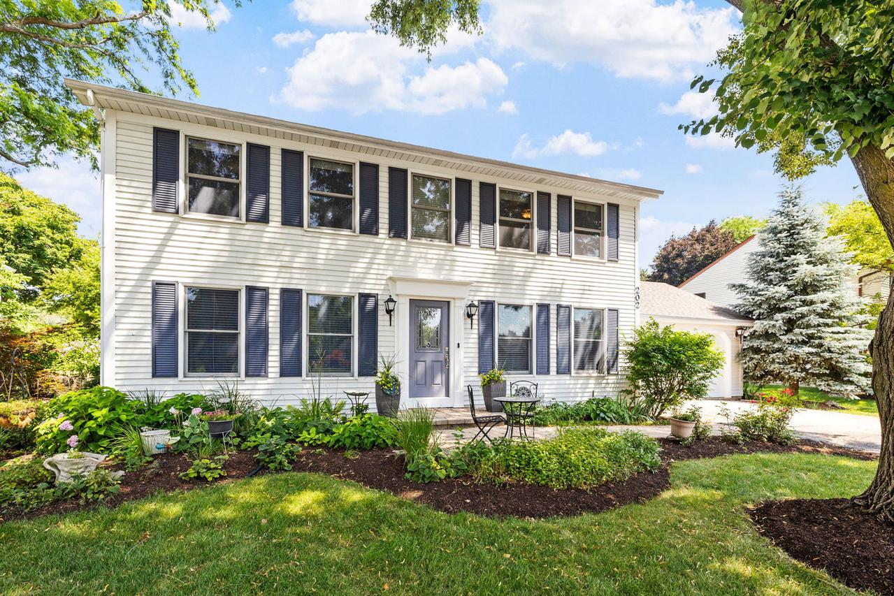 202 N Whispering Hills Dr., Naperville, IL 60540