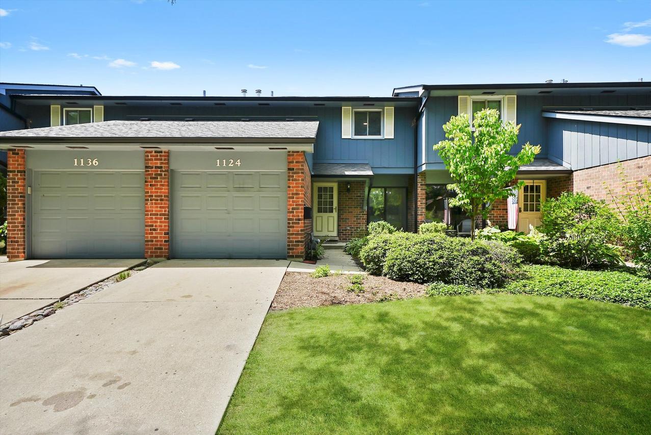 1124 Briarcliffe Blvd., Wheaton, IL 60189