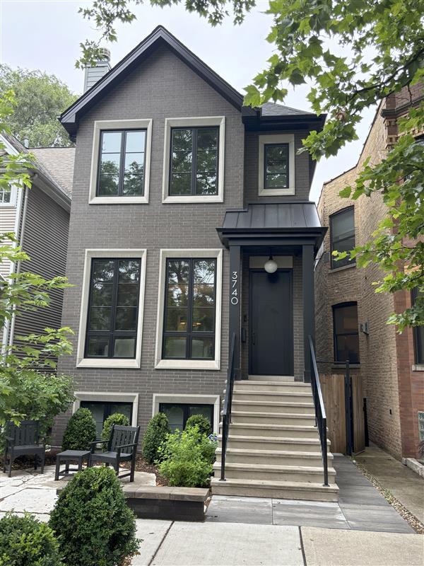 2034 W Melrose St., Chicago, IL 60657