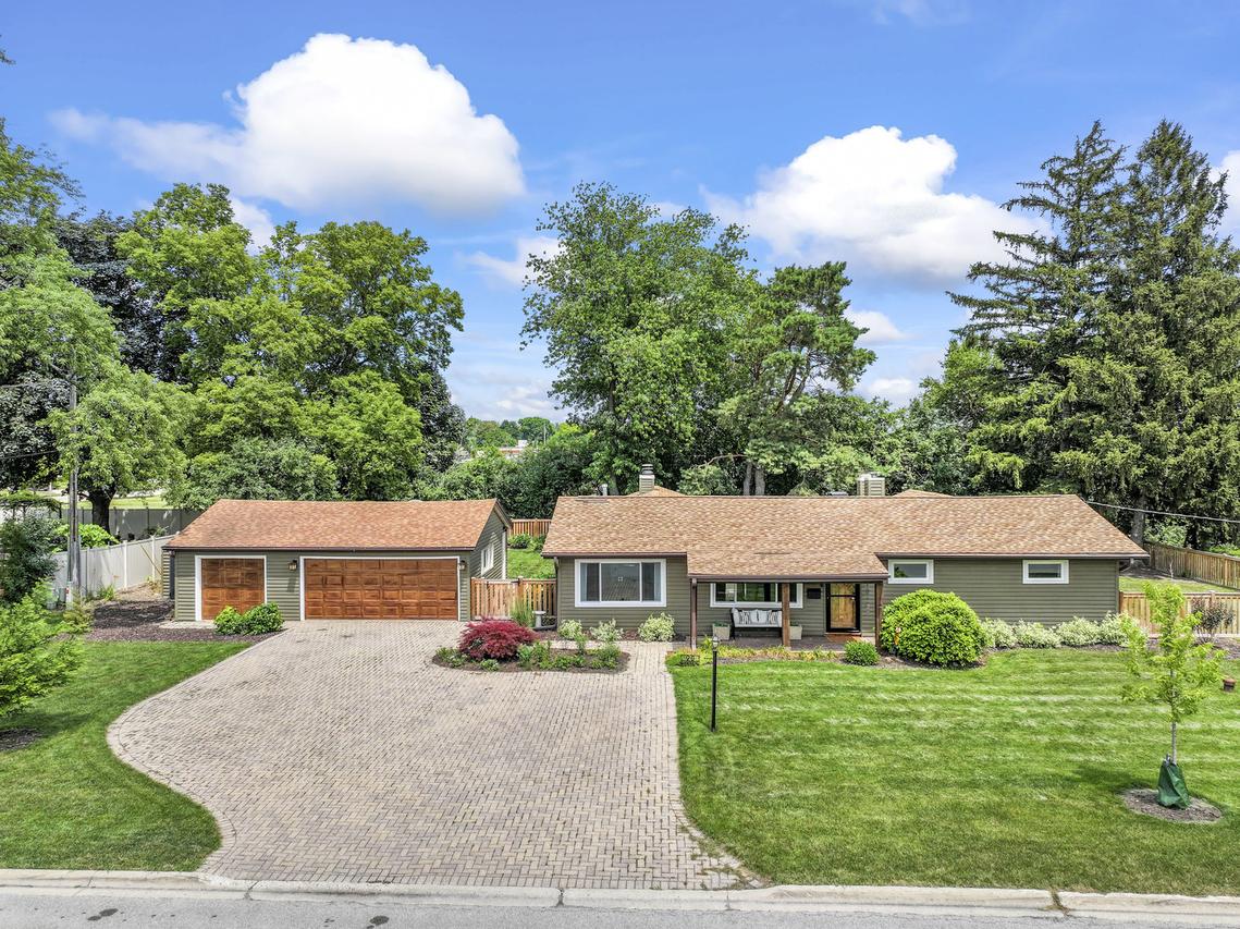 90 E White Oak St., Arlington Heights, IL 60005