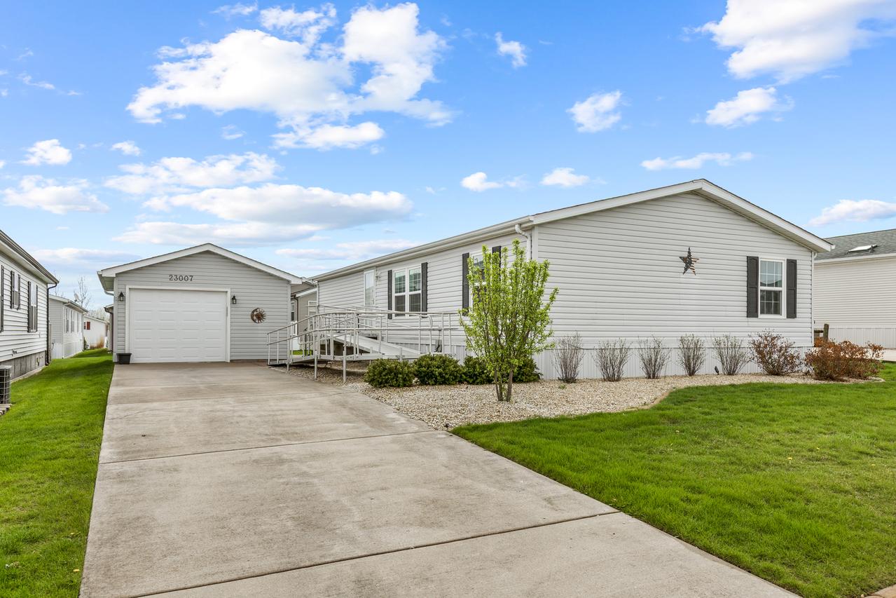 23007 S Balmoral Dr., Frankfort, IL 60423